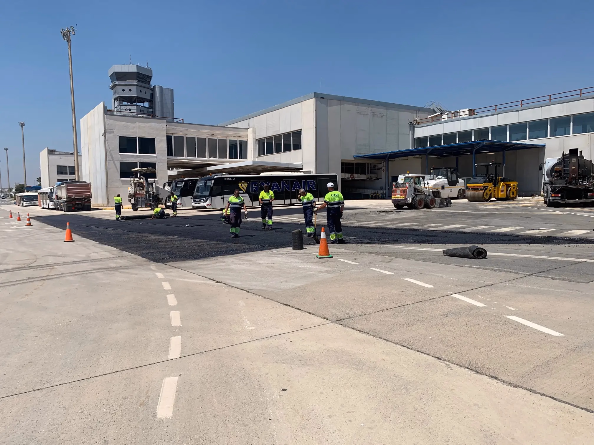 Obra Civil aeroportuaria - asfaltado de pista de aterrizaje