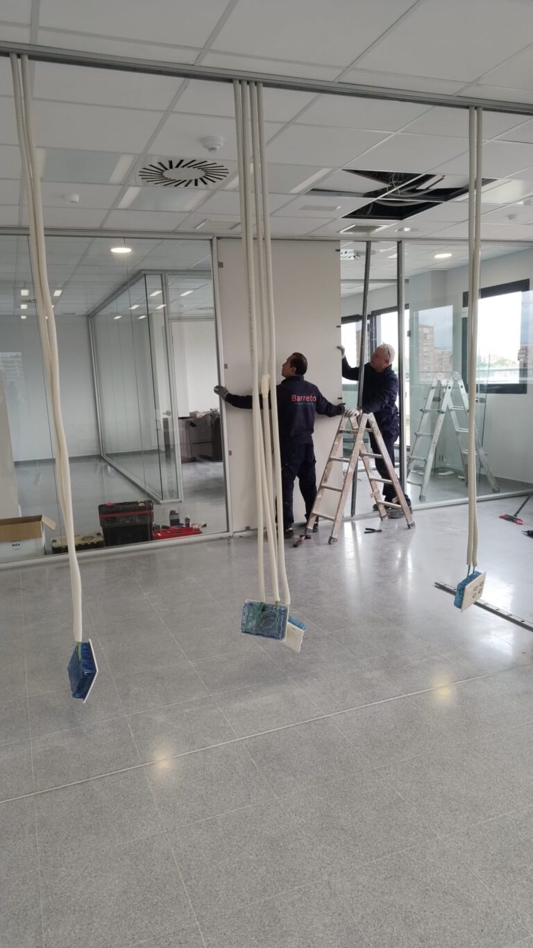 Adecuación de oficinas con mamparas de vidrio — IdiPAZ – Hospital Universitario La Paz