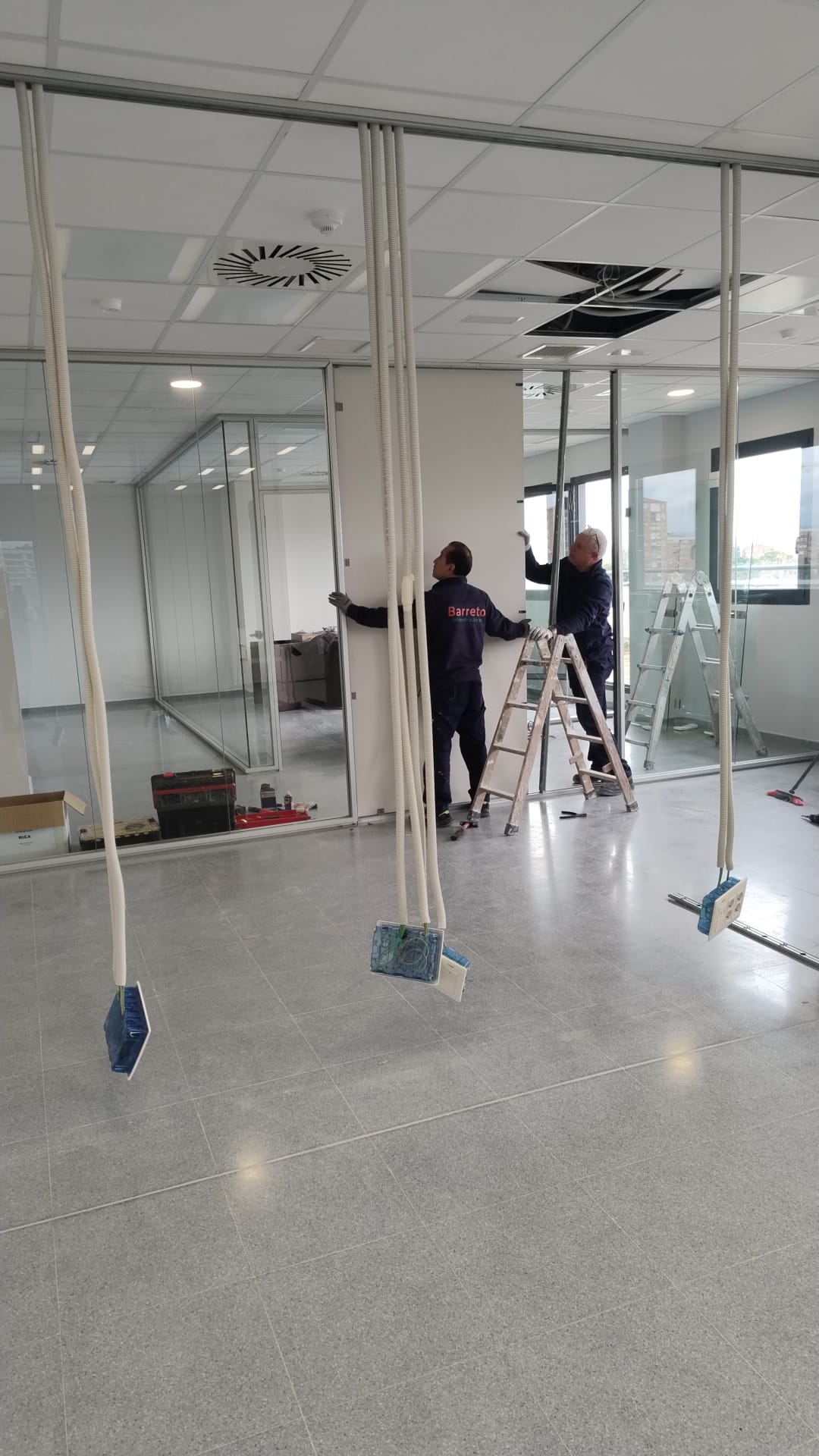 Adecuación de oficinas con mamparas de vidrio — IdiPAZ – Hospital Universitario La Paz